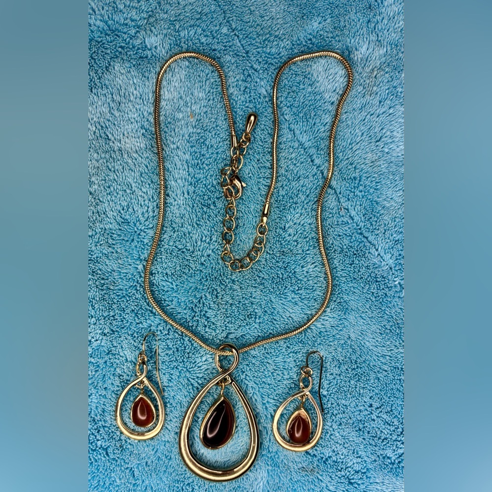 Estate sale, vintage Silver Tear Dropped shaped necklace and earrings set.